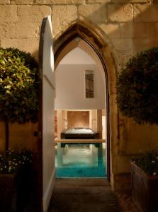 巴斯皇家新月Spa及酒店的通往卧室的拱门,卧室设有游泳池