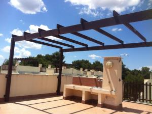 阿利米尼Residence Serra Alimini 1的屋顶上带长凳的凉亭