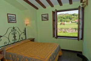 奧瑞那波萨达罗布尔拉酒店的卧室配有床,窗外有马匹