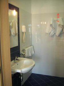 托雷拉皮罗Il Sole Il Mare Il Vento的浴室配有盥洗盆、镜子和毛巾