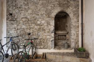 多马索Casa Domaso的两辆自行车停在石墙边