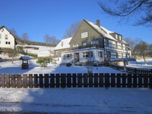 温特贝格Pension Haus zur Orke的大房子,雪中设有围栏