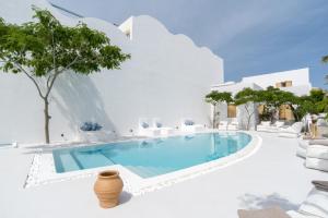 Santorini Crystal Blue Boutique Hotel内部或周边的泳池