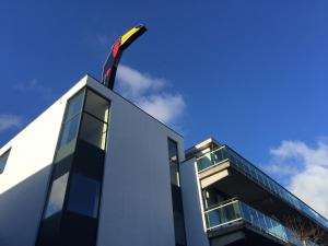 拿撒勒拿撒勒 - 根特凡德瓦克酒店的顶部有旗帜的建筑