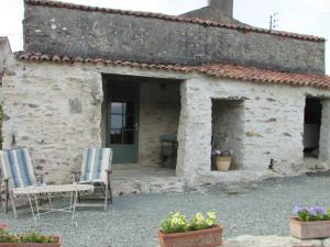 Breuil-BarretLes Puvinieres的石头房子,配有两把椅子和窗户