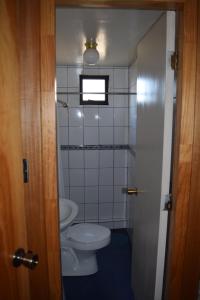 瓦尔迪维亚Hostal Buenaventura的一间带卫生间和窗户的小浴室