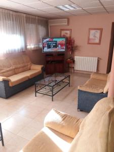 布鲁内特Hostal Jose Luis的客厅配有两张沙发和一台电视机