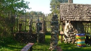 Mammaste塔梅佳努度假屋的一座带门和石头建筑的花园