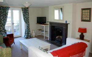 ColytonOld Orchard Cottage的带沙发和壁炉的客厅