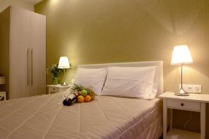 雅典菲迪亚斯酒店的一张床上有一大堆水果
