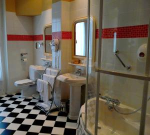 奥尔良德拉贝勒酒店的一间带水槽、卫生间和淋浴的浴室