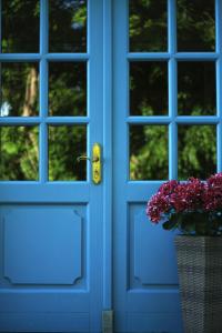 阿尔特费尔桑布里克酒店的蓝色的门,篮子里放着花瓶