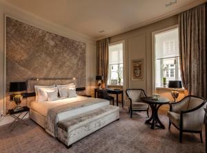 华沙贝洛托酒店的卧室配有一张床和一张桌子及椅子