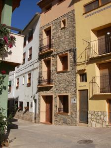 CaudielCasa rural Vista Alegre , cerca de Valencia y Castellón的旁边带阳台的建筑