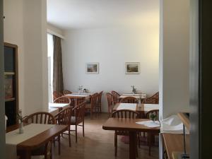 维也纳Pension Ani-Falstaff的一间带桌椅的用餐室和一间带ermottermott的用餐室