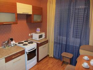 乌法Apartment Mustaya Karima 28的一间带炉灶和微波炉的小厨房
