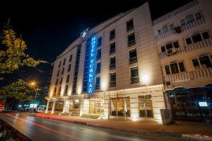 伯萨Grand Turkuaz Hotel的建筑的侧面有蓝色标志