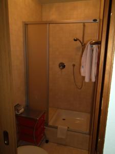 基斯莱格新建酒店的带淋浴、卫生间和盥洗盆的浴室