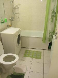 乌法Apartment Revolutsionnaya 72的浴室配有白色卫生间和浴缸。