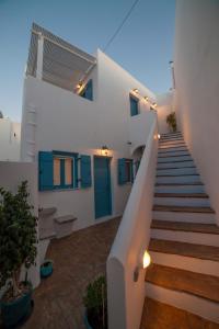 卡塔波拉Casaprimavera的通往白色房子的楼梯,有蓝色的门