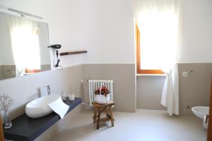 SquinzanoVirò House的白色的浴室设有水槽和镜子