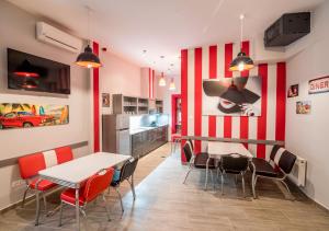 布达佩斯Full Moon Budapest的一间拥有红色和白色条纹墙的用餐室