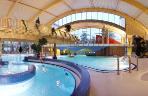 韦尼格罗德哈斯瑟罗德尔假日公园的大楼内的大型室内游泳池