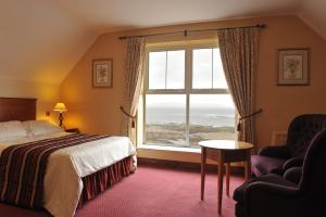 班多伦菲茨杰拉德酒店的酒店客房设有一张床和一个大窗户