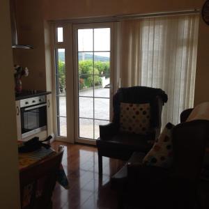 Lateeve拉提弗公寓的客厅配有椅子和滑动玻璃门