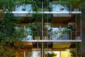 布宜诺斯艾利斯帕洛桑托酒店的公寓大楼的一侧种植了植物