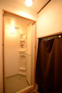 箱根箱根台旅馆的浴室设有通往淋浴的玻璃门