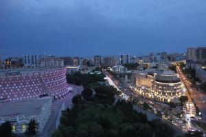 巴库欧洲大酒店 的夜晚带灯光的城市景观