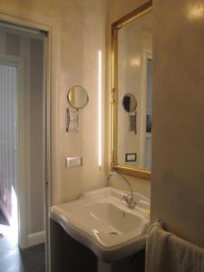 奥斯塔La Finestra Sul Cortile的白色的浴室设有水槽和镜子