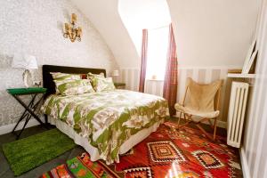 奥斯塔La Finestra Sul Cortile的卧室配有床、椅子和窗户。