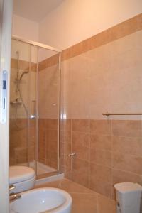 加利波利B&B 100 Metri Dal Mare的带淋浴、卫生间和盥洗盆的浴室