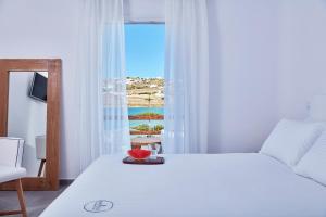 米科诺斯波浪海滨公寓式酒店客房内的一张或多张床位