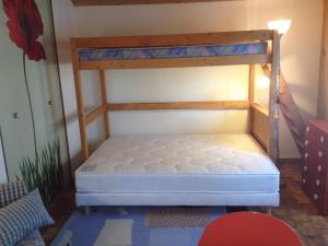 拉罗谢尔La Petite Maison de La Rochelle的一间卧室配有双层床