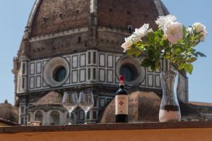 佛罗伦萨埃拉出租公寓的一瓶葡萄酒和两杯酒以及花瓶