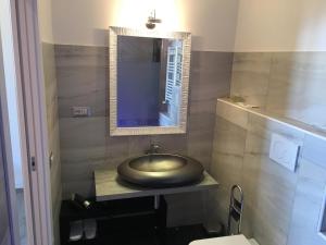 罗马罗马威尼托旅馆的一间带水槽和镜子的浴室