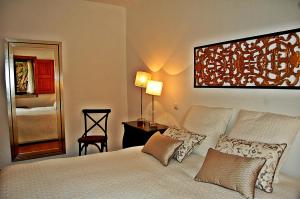 里奥马约尔Mar de Serra的一间卧室配有带枕头和镜子的床