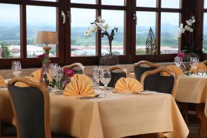 富尔达盖斯索夫阿尔特斯赌场酒店的用餐室设有桌椅和窗户。