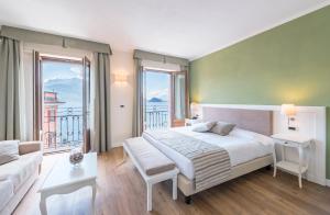 梅纳焦加尼酒店的一间卧室设有一张大床和一个大窗户