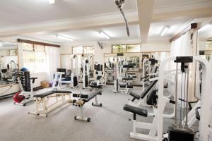 MbaleMbale Resort Hotel的一间健身房,里面配有跑步机和机器