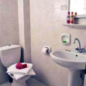 罗达奇诺Saint George Hotel的白色的浴室设有卫生间和水槽。
