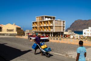 São Pedro阿奇莱生态酒店的两人在海滩上坐船