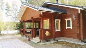 Savonranta洛玛沃提度假屋的小屋设有门廊和门廊。