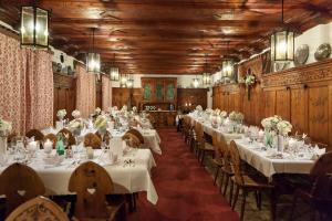 因斯布鲁克伊塞威特酒店的大房间设有桌椅和白色的桌布