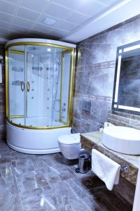 巴特曼Atlıhanpark Hotel的带淋浴、卫生间和盥洗盆的浴室