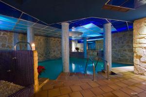 莫加拉斯德玛瑞Spa别墅酒店的一座拥有蓝色灯光的游泳池
