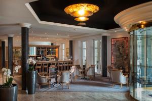 波茨坦伽戈托尔酒店的餐厅设有酒吧,配有桌椅